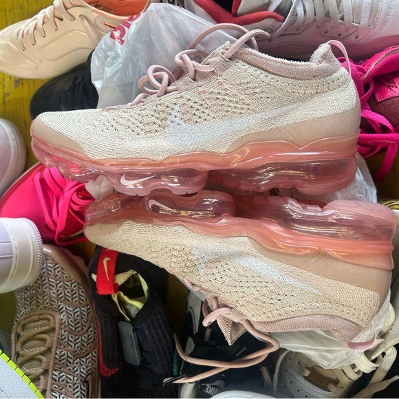 Chic Pink and Cream Knit Sneakers Nike Vapormax Flyknit New - Picture 2 of 7